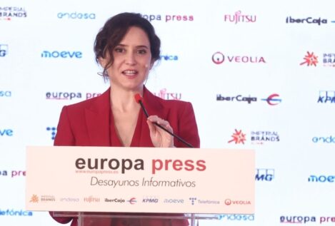 Ayuso desea al ministro Torres que se recupere «pronto y con fuerzas» del cáncer que padece