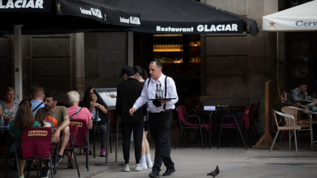 El coste por hora trabajada cerró 2024 con una subida del 2,3% y suma 14 trimestres de alzas