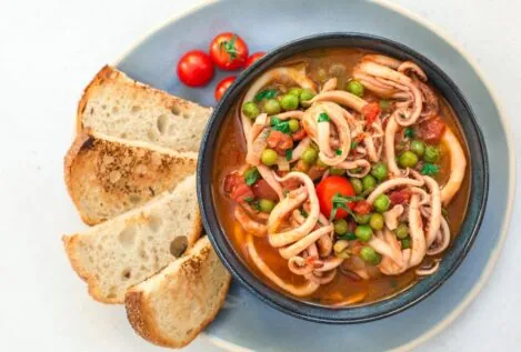 Cazuela de calamares y guisantes para fortalecer el sistema inmunológico
