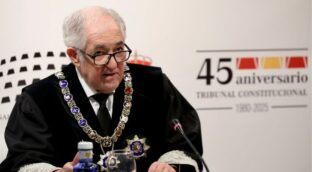 Conde-Pumpido defiende que el Constitucional debe ser «imperturbable» ante las críticas