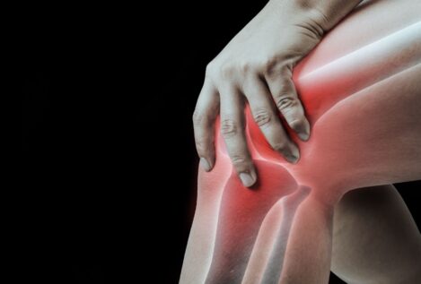 ¿Te crujen las rodillas al sentarte? Un nutricionista revela las vitaminas que te faltan