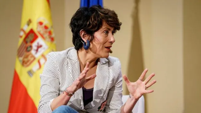 Elma Saiz asegura que los inmigrantes que vienen a España «no quitan nada»