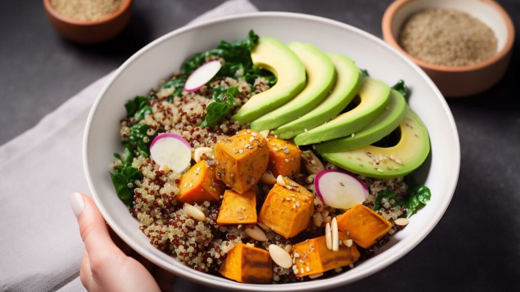 Ensalada templada de quinoa con calabaza asada, aguacate y rábanos