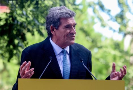 El Gobierno condecora a los exministros Escrivá y Ribera con la Gran Cruz de Carlos III
