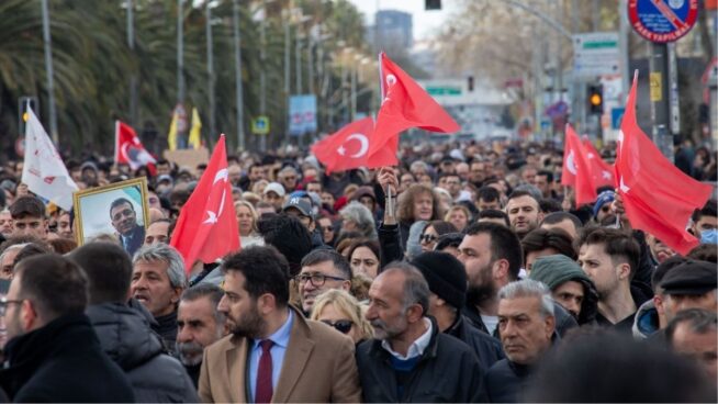 Miles de manifestantes protestan en Turquía contra la detención del alcalde de Estambul