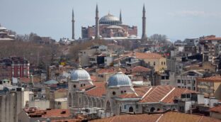 El arresto del principal rival político de Erdogan desata el caos en el mercado y hunde la lira