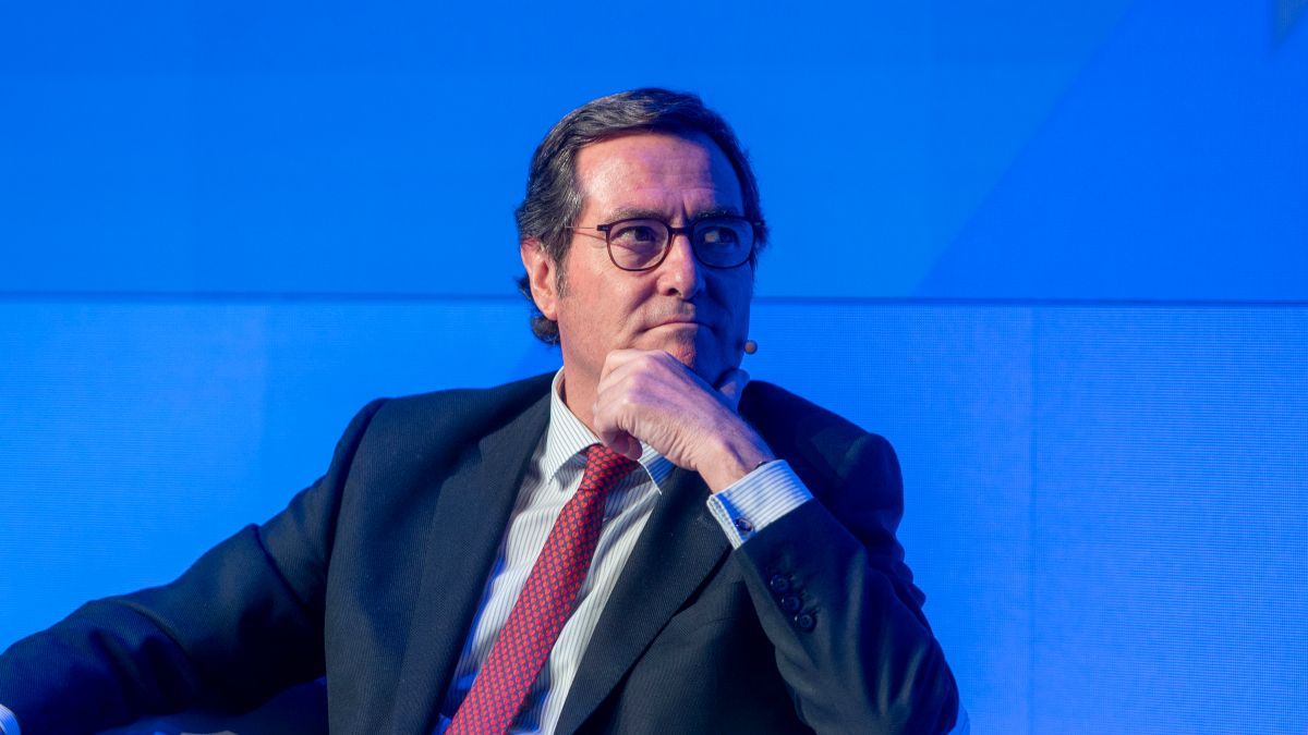 Garamendi ironiza con las 32 horas de jornada de Díaz: «¿Por qué no lo dejamos en 20?»