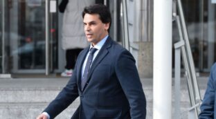 La juez imputa a la pareja de Ayuso por corrupción y le cita a declarar el 10 de abril