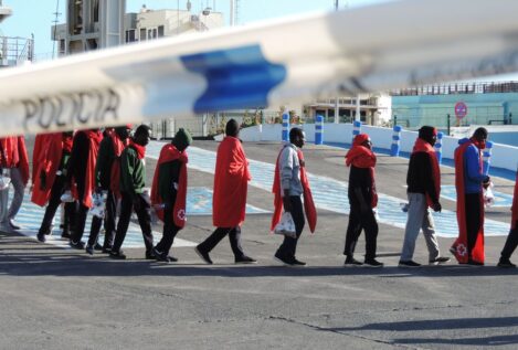 El Gobierno impone el secreto en los vuelos militares que llevan inmigrantes a la Península