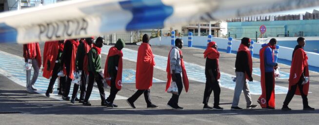 El Gobierno impone el secreto en los vuelos militares que llevan inmigrantes a la Península