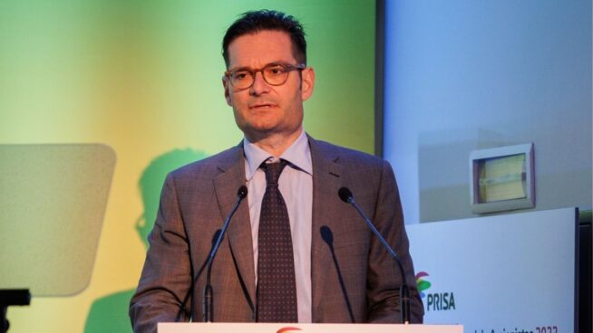 El presidente de 'El País' compara a Sánchez con Franco por querer «adueñarse» del medio