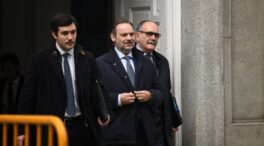 El juez mantiene la retirada del pasaporte a Ábalos y la prohibición de salida del país