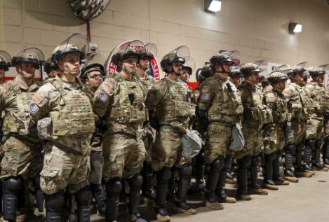 Una juez federal suspende la orden de Trump que prohíbe a un transgénero servir en el Ejército