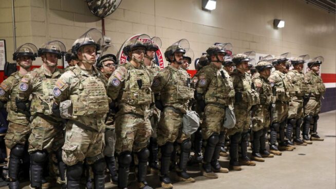 Una juez federal suspende la orden de Trump que prohíbe a un transgénero servir en el Ejército