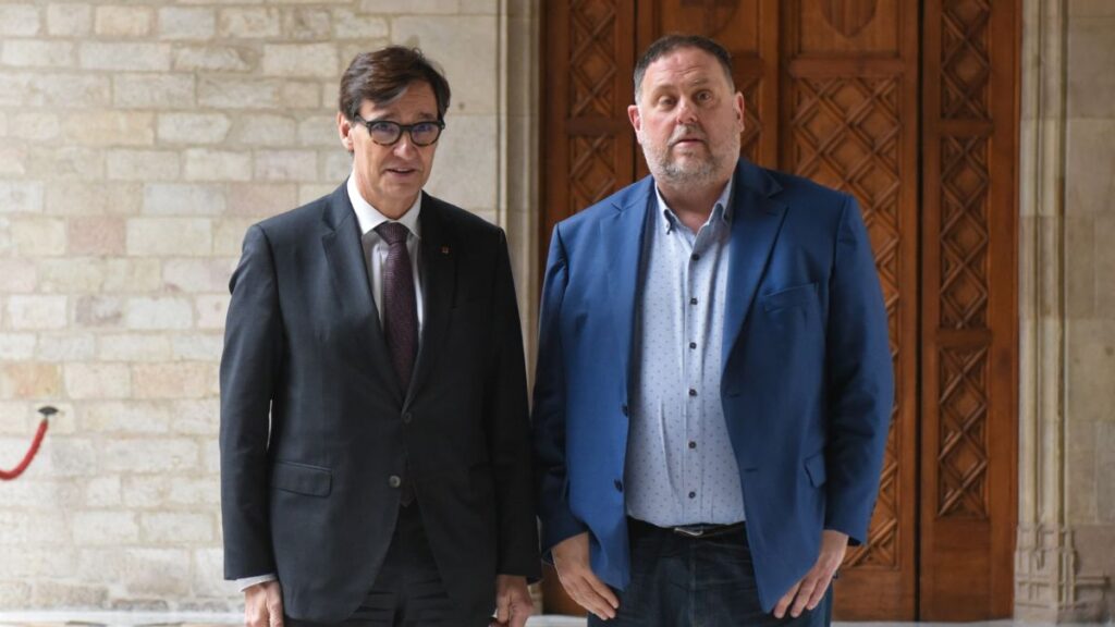 El presidente de la Generalitat, Salvador Illa (i), y el presidente de ERC, Oriol Junqueras (d), durante una reunión en el Palau de la Generalitat,