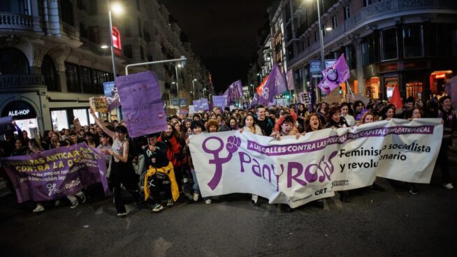 El feminismo se divide el 8-M por el 'sólo sí es sí', la prostitución, los trans y el velo islámico