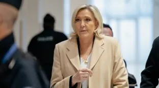 Le Pen, inhabilitada durante cinco años por desviar fondos de la Eurocámara a su partido