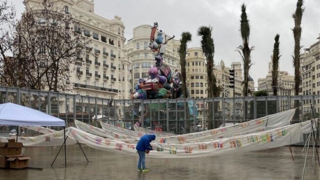 Valencia mantiene la 'mascletà' de este martes, aunque la lluvia obliga a modificar el diseño