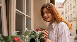 Con el tallo entre las piernas