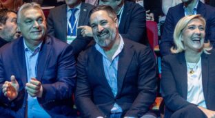 Vox y su descenso a los infiernos con Viktor Orbán