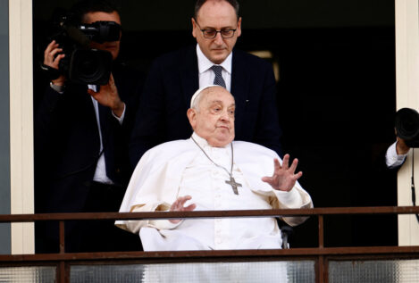 El Papa reaparece desde el balcón del Gemelli para saludar a los fieles tras 37 días ingresado