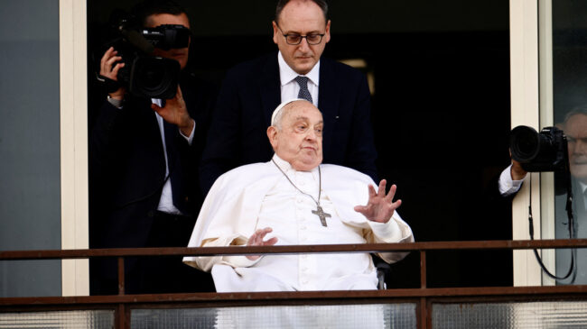 El Papa reaparece desde el balcón del Gemelli para saludar a los fieles tras 37 días ingresado