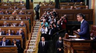 Sánchez presenta en el Congreso su plan de defensa sin concretar cifras ni plazos