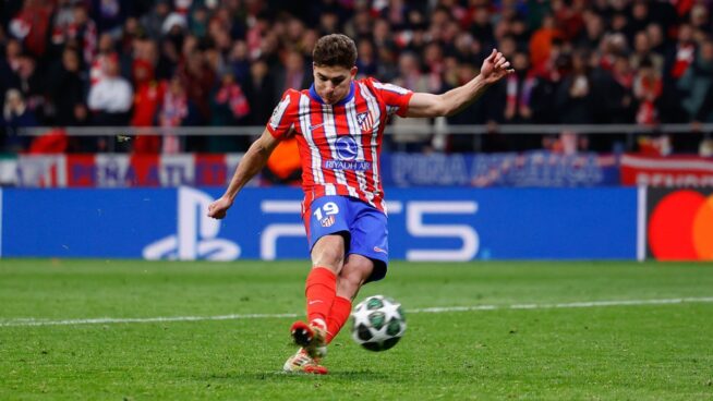 El polémico penalti de Julián Álvarez que saca de sus casillas al Atlético: ¿por qué se anuló?
