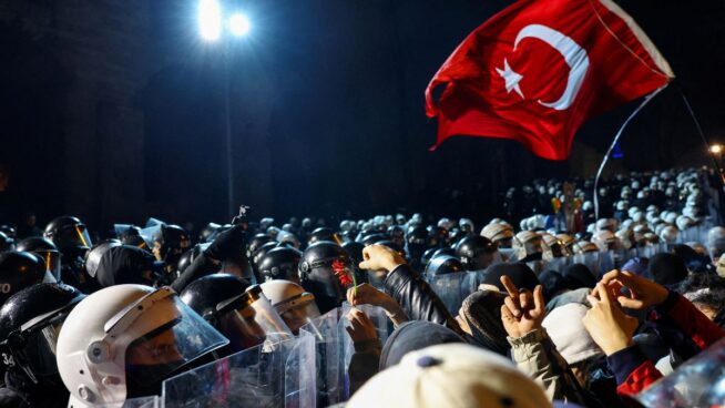 Miles vuelven a tomar las calles de Turquía para protestar por el arresto del opositor a Erdogan