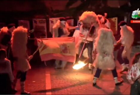 Queman una bandera de España y otra de Israel en el Carnaval de Alsasua (Navarra)