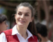 La razón por la que Letizia lleva un chaleco rojo en su viaje de cooperación y la reina Sofía no
