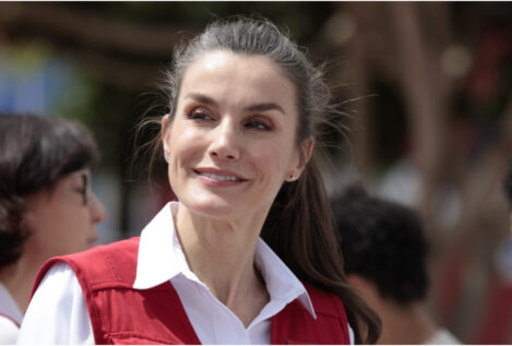 La razón por la que Letizia lleva un chaleco rojo en su viaje de cooperación y la reina Sofía no