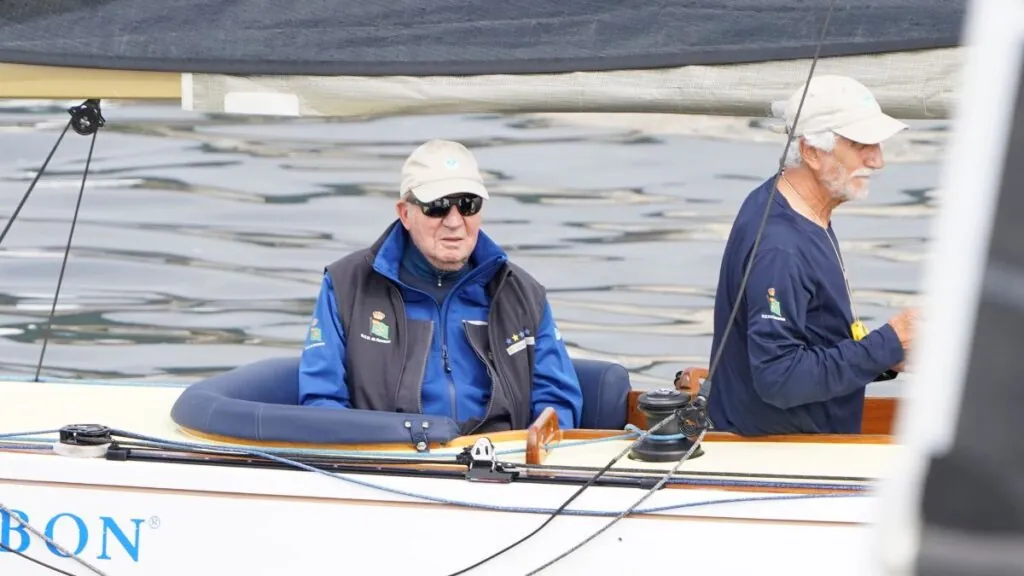 El Rey Juan Carlos embarcando, a 04 de octubre de 2024, en Sanxenxo (España)
