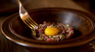 Las mil versiones del steak tartar: guía definitiva para prepararlo como un profesional