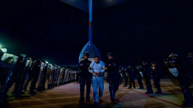Venezuela llama «crímenes de lesa humanidad» a los traslados de venezolanos a El Salvador