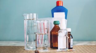 El truco definitivo para quitar manchas difíciles de la ropa con agua oxigenada