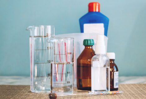 El truco definitivo para quitar manchas difíciles de la ropa con agua oxigenada