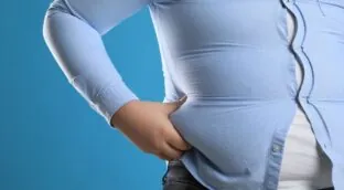 Cómo vestir bien si tienes barriga: el truco infalible para disimular los kilos de más