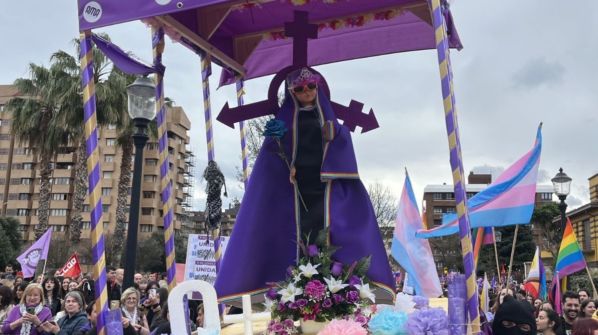 Denuncian por un delito de odio la exhibición de una Virgen de Covadonga ‘queer’ en Gijón