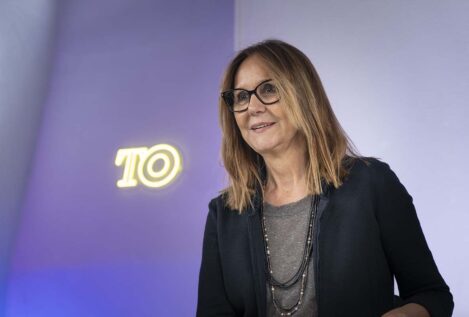 María Dueñas: «Las noticias de los periódicos dan para doce novelas cada día»