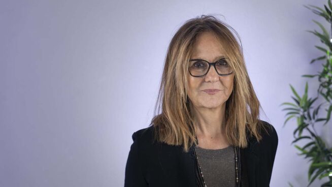 María Dueñas: «Las noticias de los periódicos dan para doce novelas cada día»