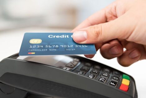 Cambio en 2026: si gastas más de 25.000 euros con tarjeta, tu banco lo notificará a Hacienda