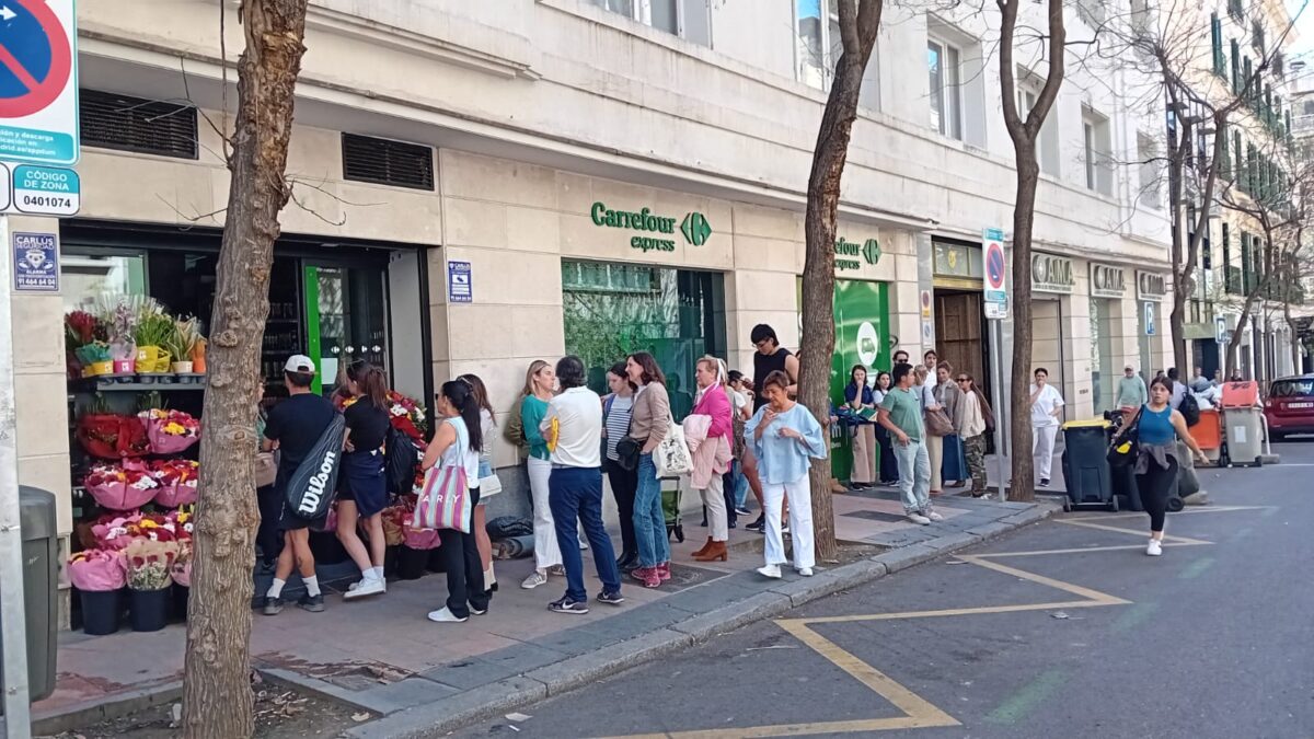 Caos en los supermercados: largas colas, compras a oscuras y control de los frescos