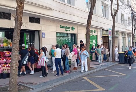 Caos en los supermercados: largas colas, compras a oscuras y control de los frescos