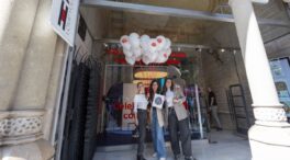 Casa ISDIN celebra Sant Jordi con firmas de libros, un taller de escritura y un recital de poesía