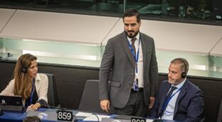 Guerra total en SALF: dos de sus eurodiputados se plantean demandar a Alvise Pérez