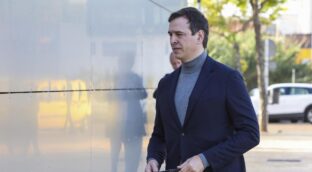 Al grito de «que viva el circo»: así ha salido el hermano de Pedro Sánchez tras declarar