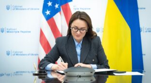EEUU y Ucrania firman un memorando que allana la vía para un acuerdo sobre tierras raras