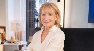 Esperanza Aguirre lanza un nuevo podcast en THE OBJECTIVE: 'El rincón de Espe'