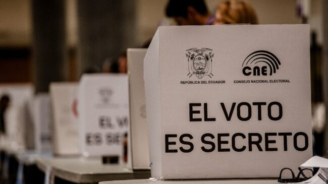 Ecuador acude a las urnas mientras siete regiones continuan en estado de excepción